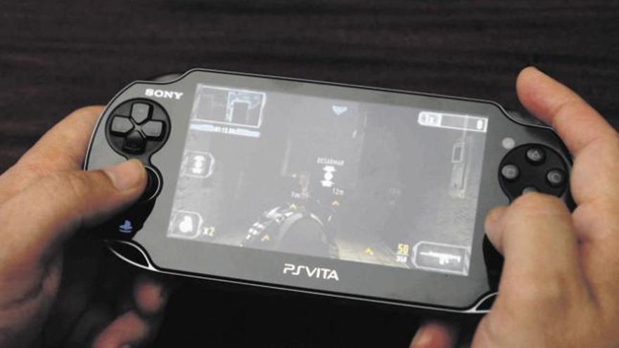 Un hombre juega a la PS Vita.