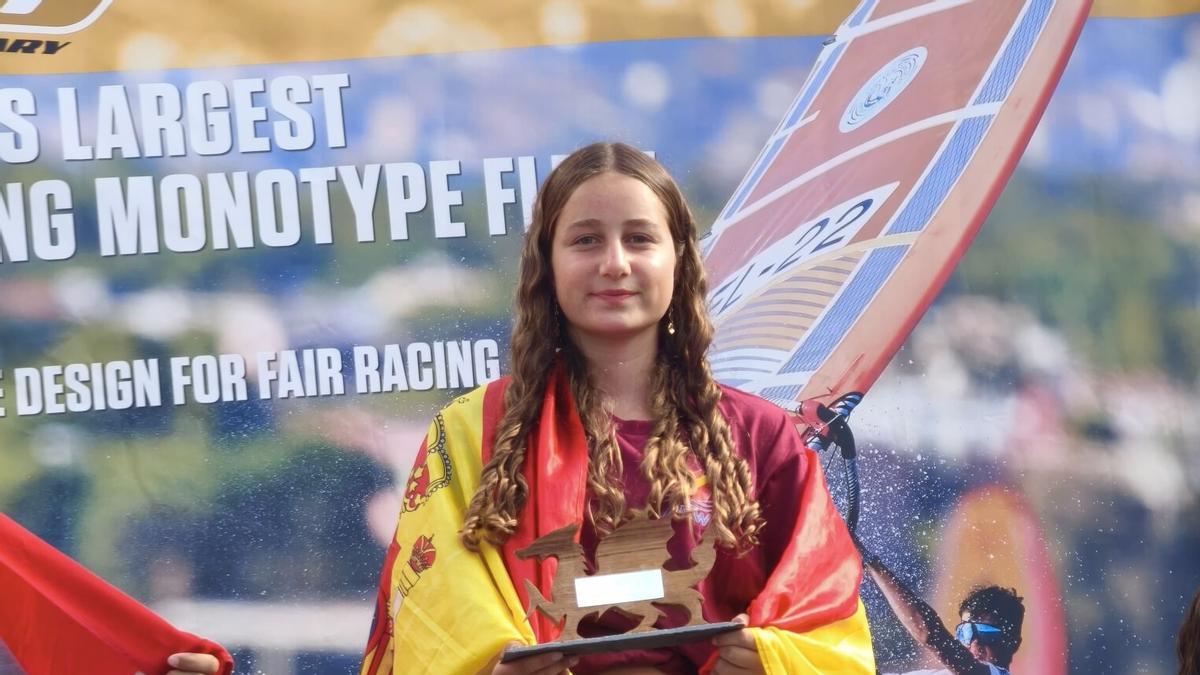 La widsurfista de Cangas Lindia Pousa, del Real Club Náutico Rodeira, en el podio con su trofeo de campeona del mundo.