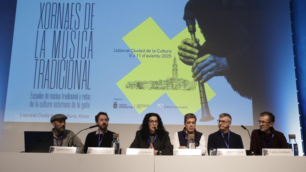 Por la izquierda, Santi Caleya, Flavio Rodríguez, Vanessa Gutiérrez, José Ángel Hevia, Pedro Pangua y Xuacu Amieva, en las jornadas.