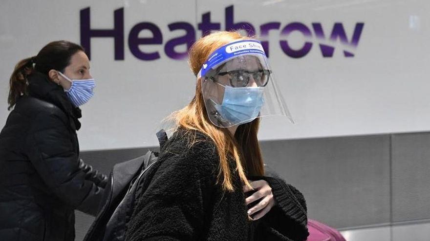 El Regne Unit multarà amb gairebé 6.000 euros a qui surti del país de vacances. A la foto, passatgers a l&#039;aeroport londinenc de Heathrow, el passat mes de gener