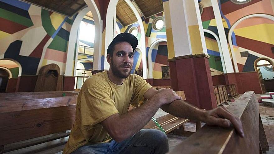 Berni Puig el mes d&#039;agost passat amb les pintures murals que ha signat al temple de Penelles