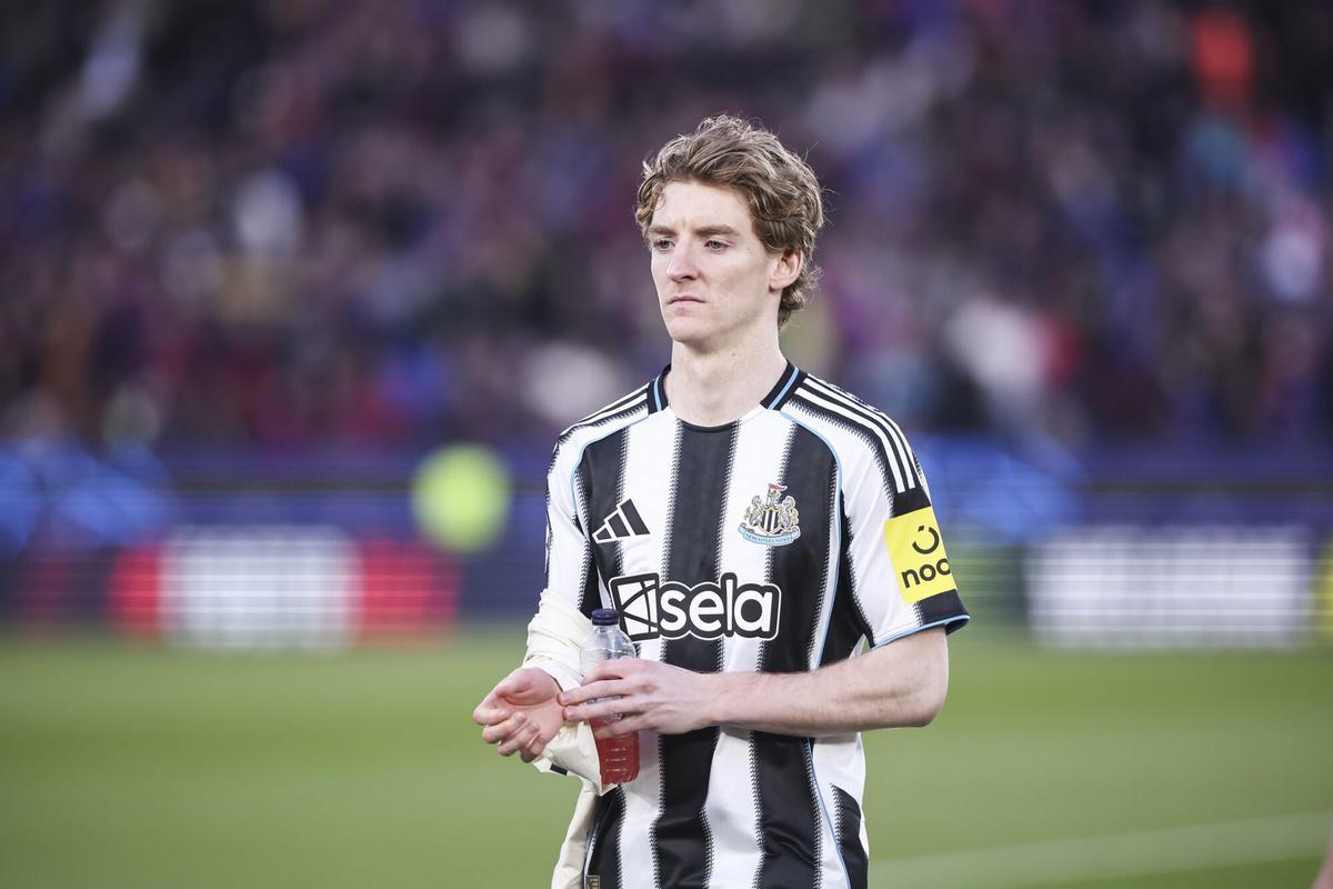 18/03/2026 Anthony Gordon of Newcastle United looks on during the UEFA Champions League 2025/26 Round of 16 Second Leg, football match played between FC Barcelona and Newcastle United at Spotify Camp Nou stadium on March 18, 2026 in Barcelona, Spain. DEPORTES Javier Borrego / AFP7 / Europa Press