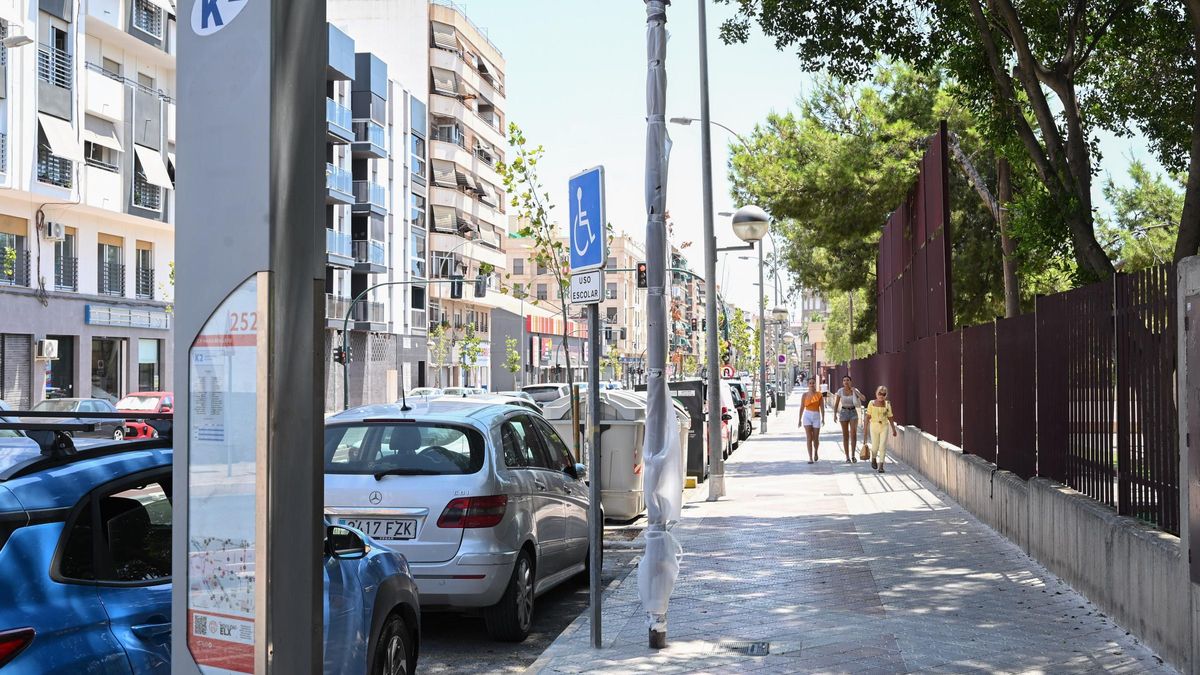 En la calle Pedro Juan Perpiñán de Elche ya se están instalando los postes para las cámaras, radares y sensores