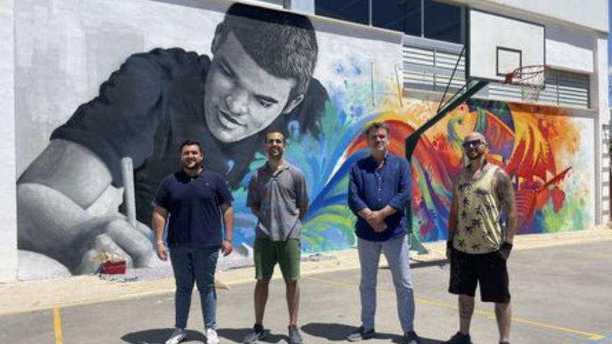 Artistas urbanos decoran con murales los institutos de Marbella