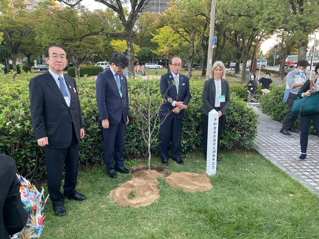 Alba Barnusell junto a los alcaldes de Nagasaki e Hiroshima en la plantación del árbol en el Parque de la Paz (Hiroshima)