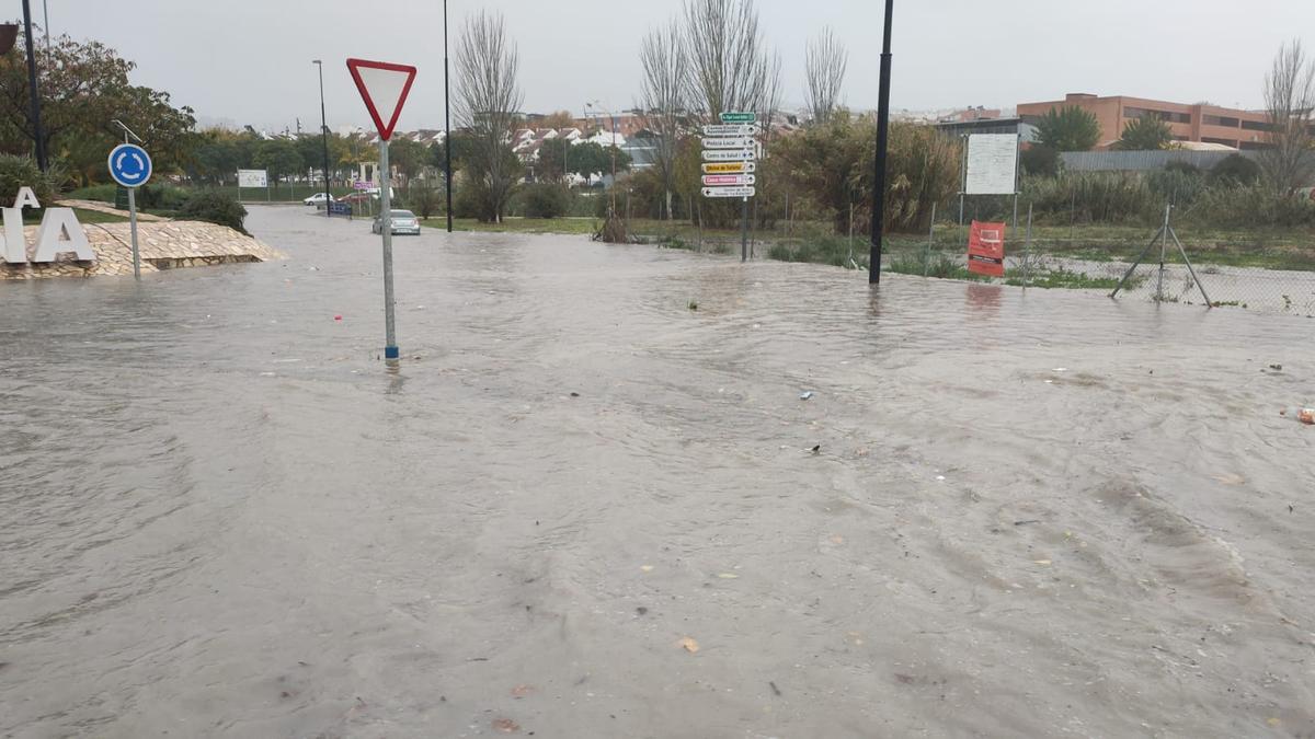 Uno de los accesos a Lucena, inundado tras la última tromba de agua.