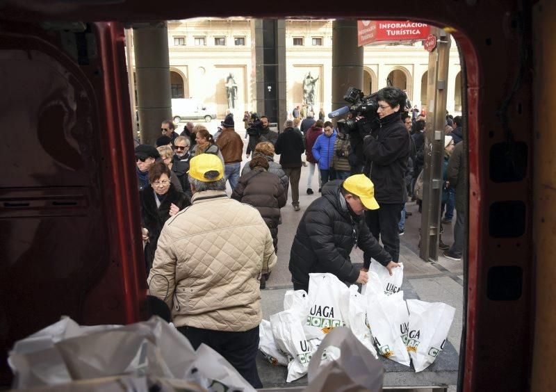 UAGA regala 1.000 kilos de fruta en la Plaza del Pilar para reclamar precios dignos