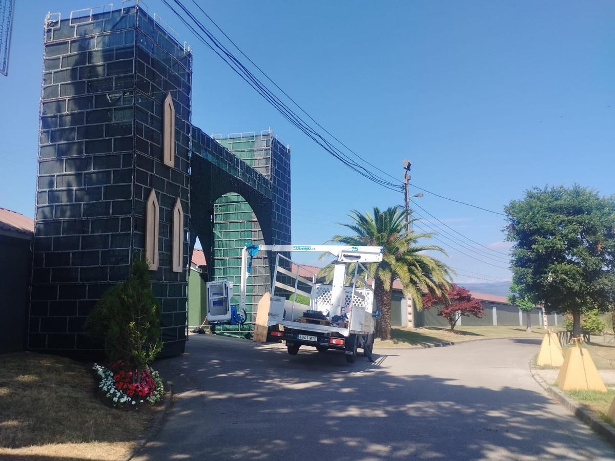 Vista de la entrada principal, con el montaje que se prepara para la fiesta.