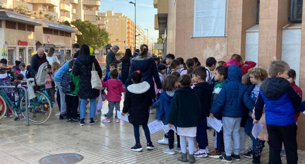 Los pequeños del colegio Sa Joveria echan sus cartas navideñas al buzón