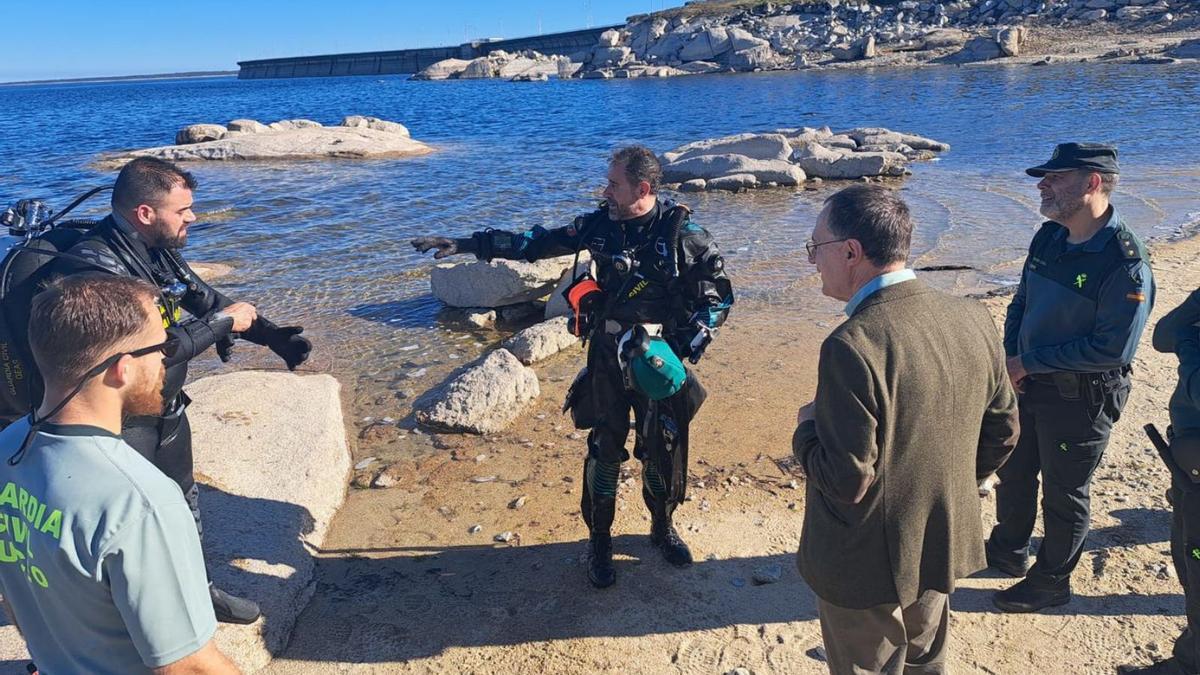 A la izquierda, Blanco, conversa con los buzos que buscan en la presa de Almendra al vecino de Arquillinos desaparecido. A la derecha, otros especialistas del dispositivo acceden al embalse con una lancha. | CEDIDAS