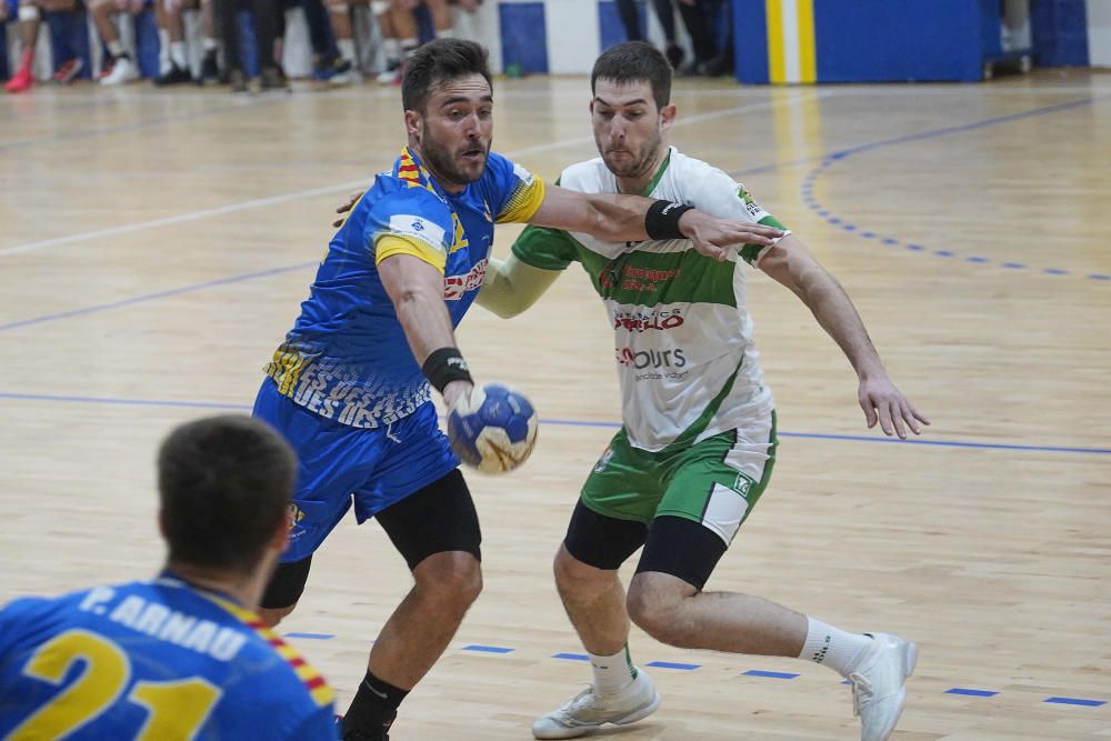 Empat en el derbi gironí d''handbol.