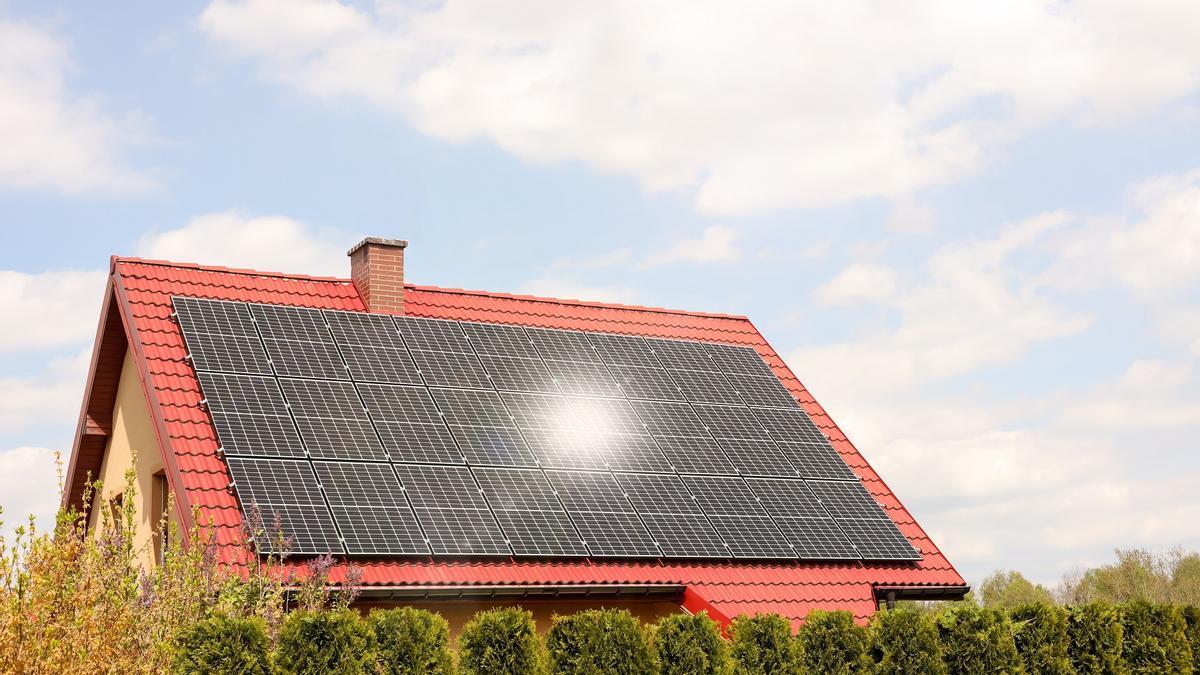 Casa con placas solares.