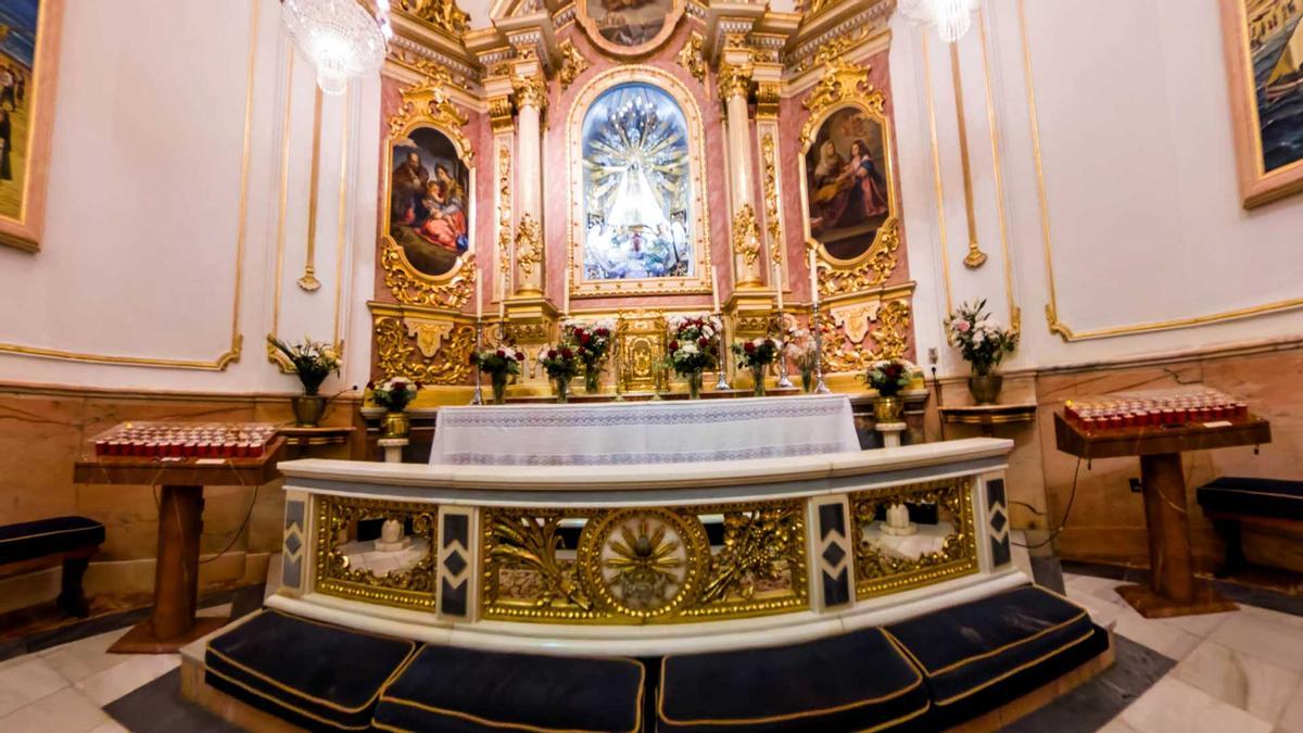 Altar donde la Verge del Sofratge preside el tabernáculo de la iglesia.