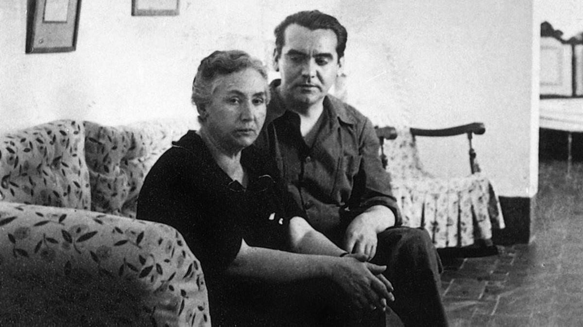 García Lorca junto a su madre, en el recibidor de la Huerta de San Vicente