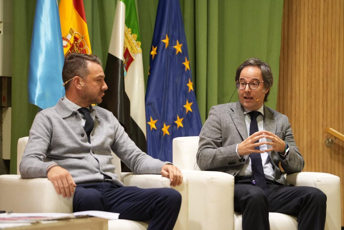 Luis Miguel Núñez Romero, alcalde de Jaraíz de la Vera, y Javier González Estrada,  CEO de IDIC Ibergroup.