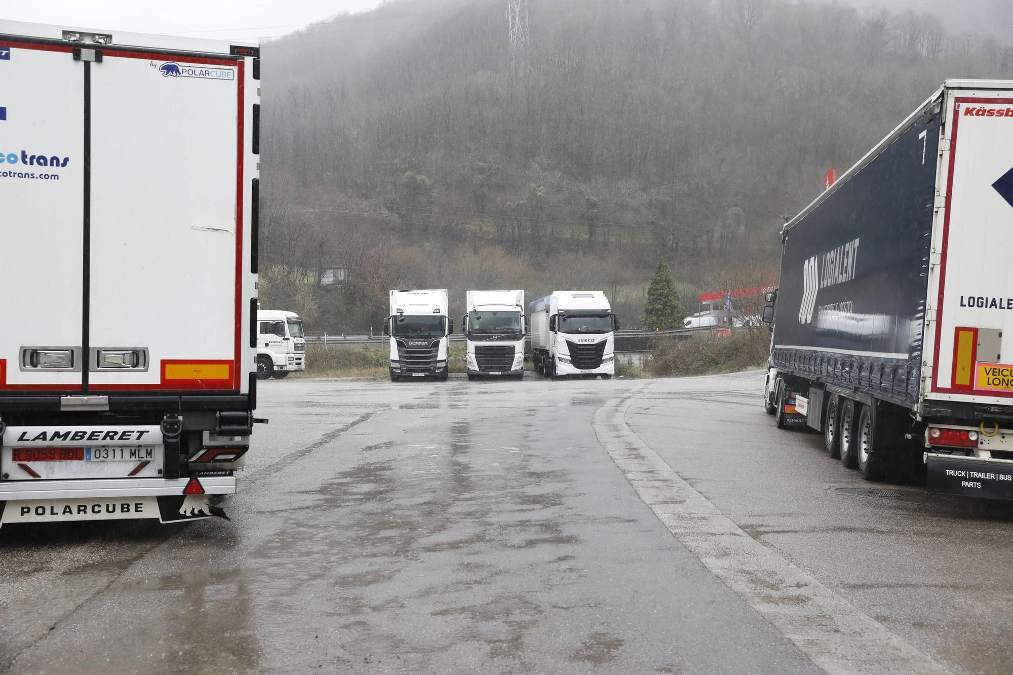 EN IMÁGENES: Camioneros retenidos por la nieve en Lena