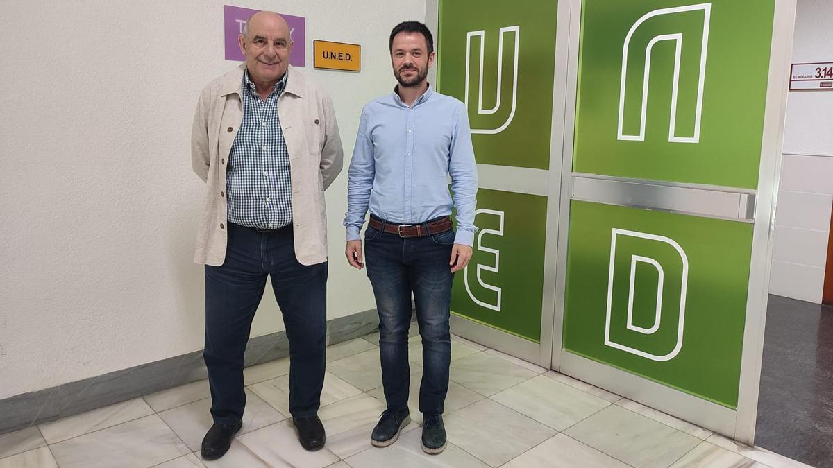 Antonio Rodríguez, junto al nuevo director en funciones y secretario de la UNED de Zamora, José Delgado.