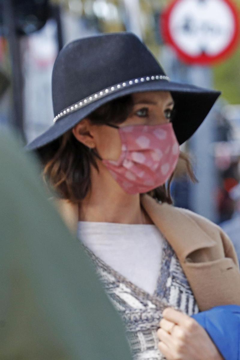 Primer plano de Sara Carbonero con sombrero