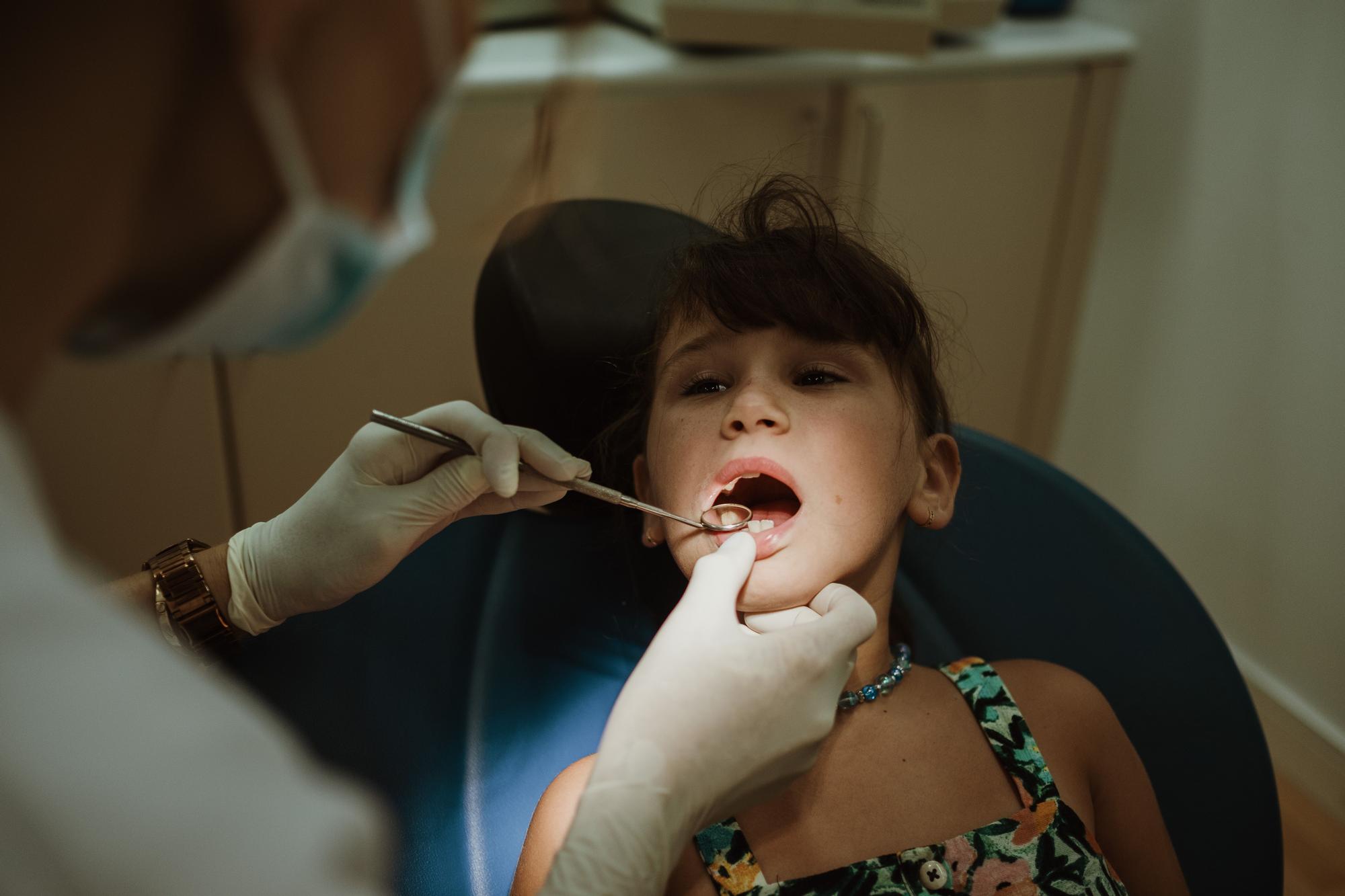 Los niños ucranianos acogidos durante el verano visitan al dentista