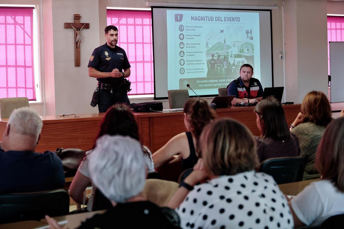 La Policía Nacional forma a voluntarios para la visita del papa
