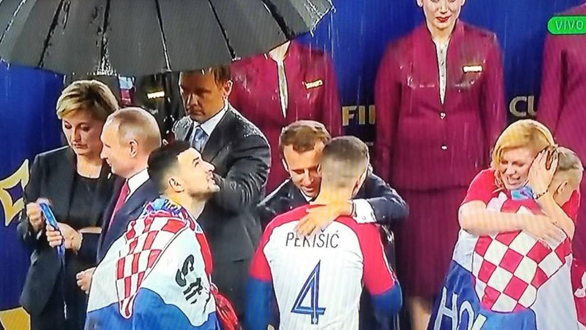 Vladimir Putin, durante el aguacero que ha caído durante la entrega de trofeos en el estadio de Luzhniki