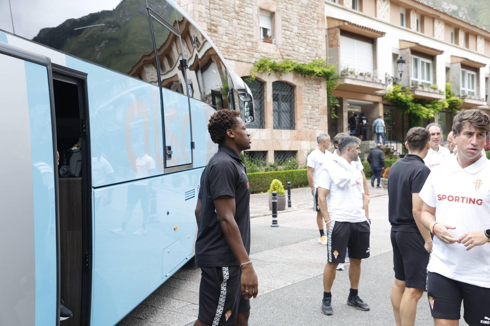 EN IMÁGENES: Visita del Sporting a La Santina en Covadonga