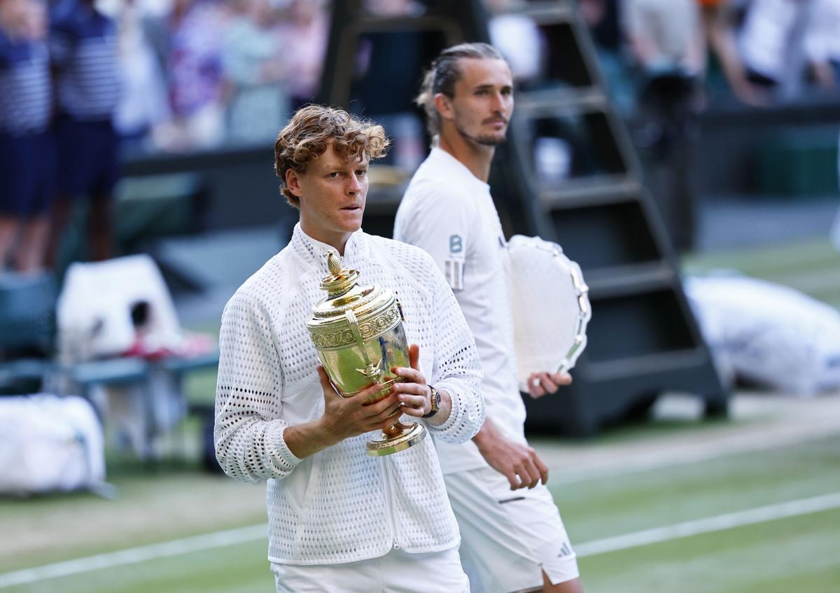 LONDON (United Kingdom), 12/07/2026.- Jannik Sinner (L) of Italy celebrates with the trophy after winning the Men's Singles final against Alexander Zverev of Germany at the Wimbledon Championships in London, Britain, 12 July 2026. (Tenis, Alemania, Italia, Reino Unido, Londres) EFE/EPA/TOLGA AKMEN
