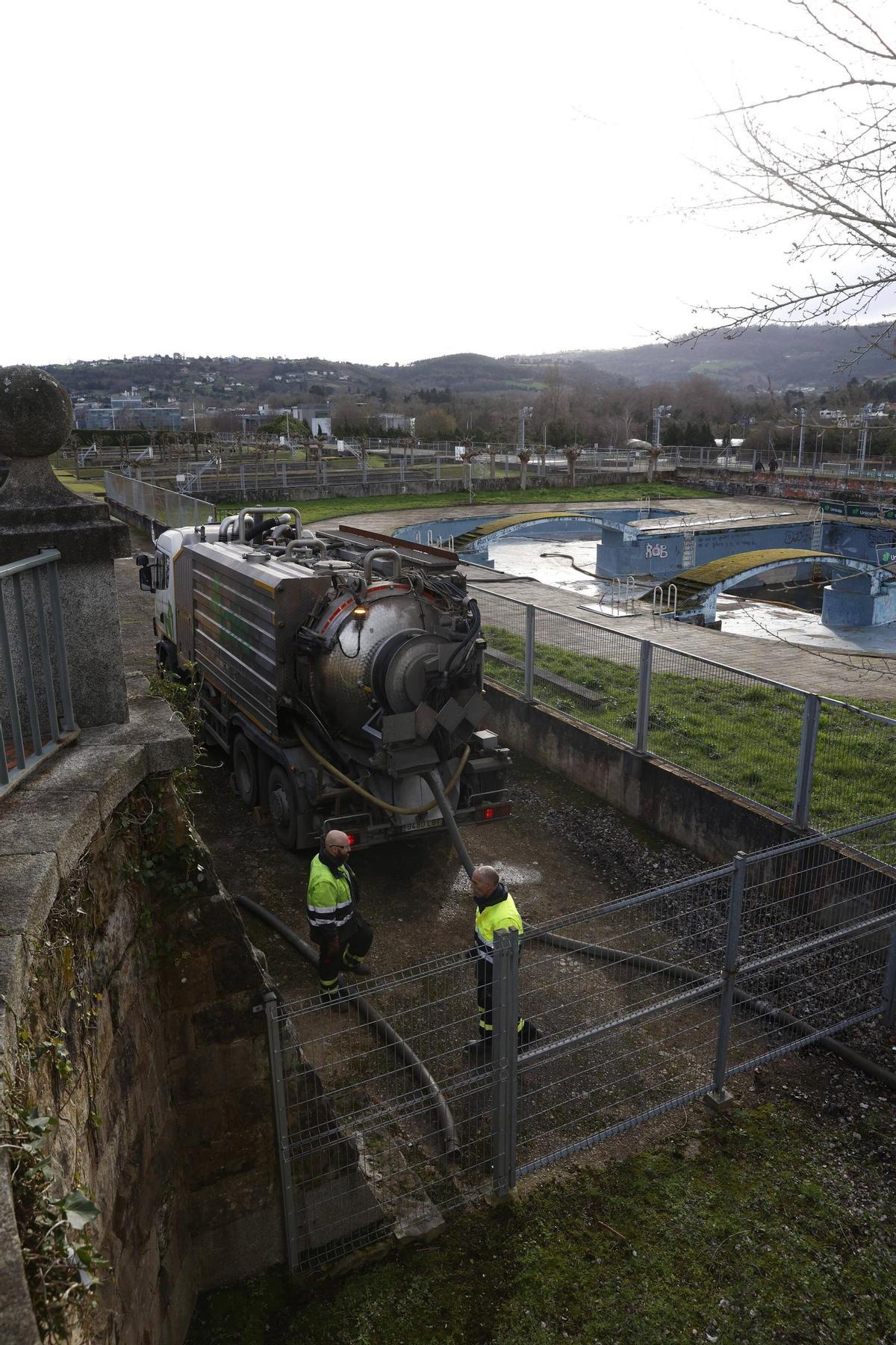 El inicio de los trabajos para dragar las piscinas de la Laboral, en imágenes