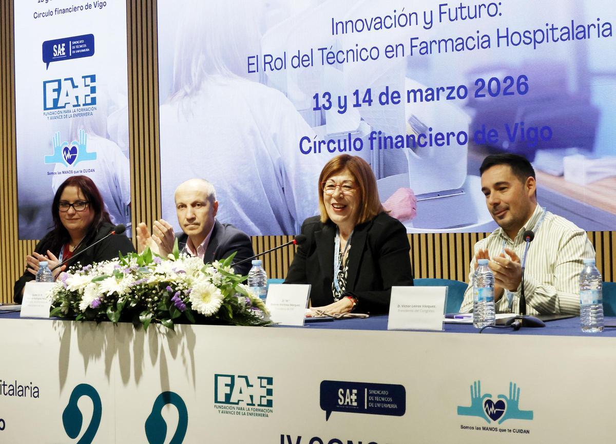 Inauguración del IV Congreso Nacional de Técnicos de Farmacia. De izquierda a derecha: Vanesa Martínez González (TCE Hospital Montecelo), Antonio Rodríguez Pena (subdirector de Enfermería del Área Sanitaria de Vigo), Dolores Martínez Márquez (presidenta de FAE), y Víctor Leiros Vázquez (presidente del Congreso).