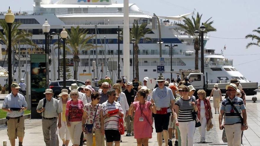 Cruceristas procedentes de un buque atracado en el puerto de Cartagena.