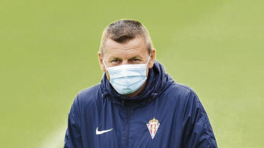 Miroslav Djukic, durante el entrenamiento de ayer del Sporting.