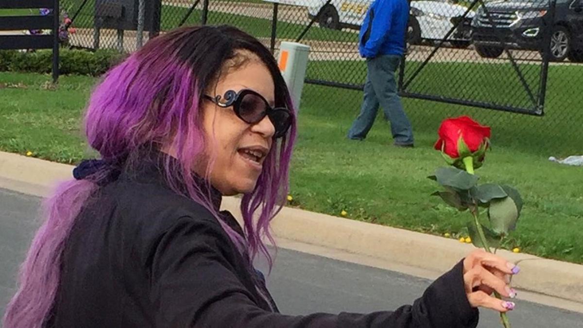 Tyka Nelson, hermana de Prince, frente a la casa de Paisley Park en la que falleció el músico, el jueves 21 de abril.