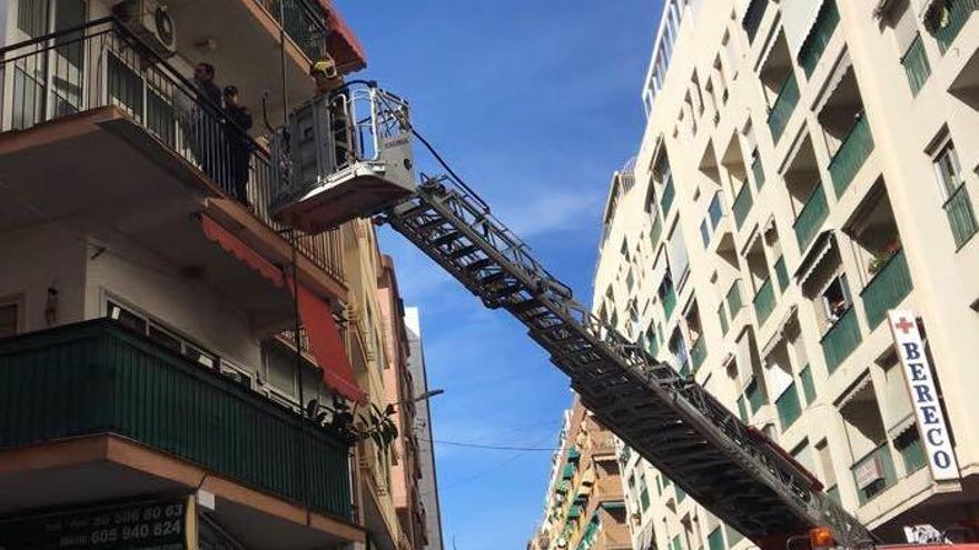 Cortan la calle Roldán de Benidorm por la caída de objetos desde un balcón