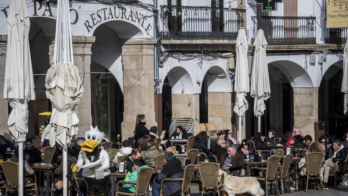 Plaza Mayor de Cáceres llena de gente.
