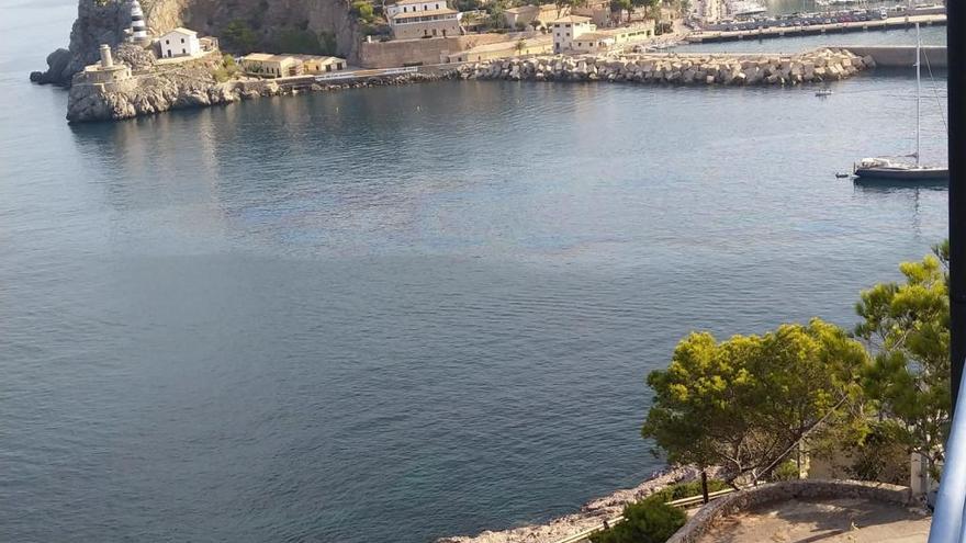 Imagen de la mancha de carburante en el Port de Sóller.