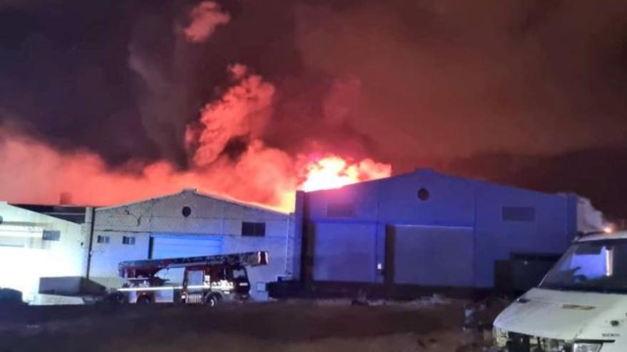 Incendio en dos naves industriales en El Chorrillo.