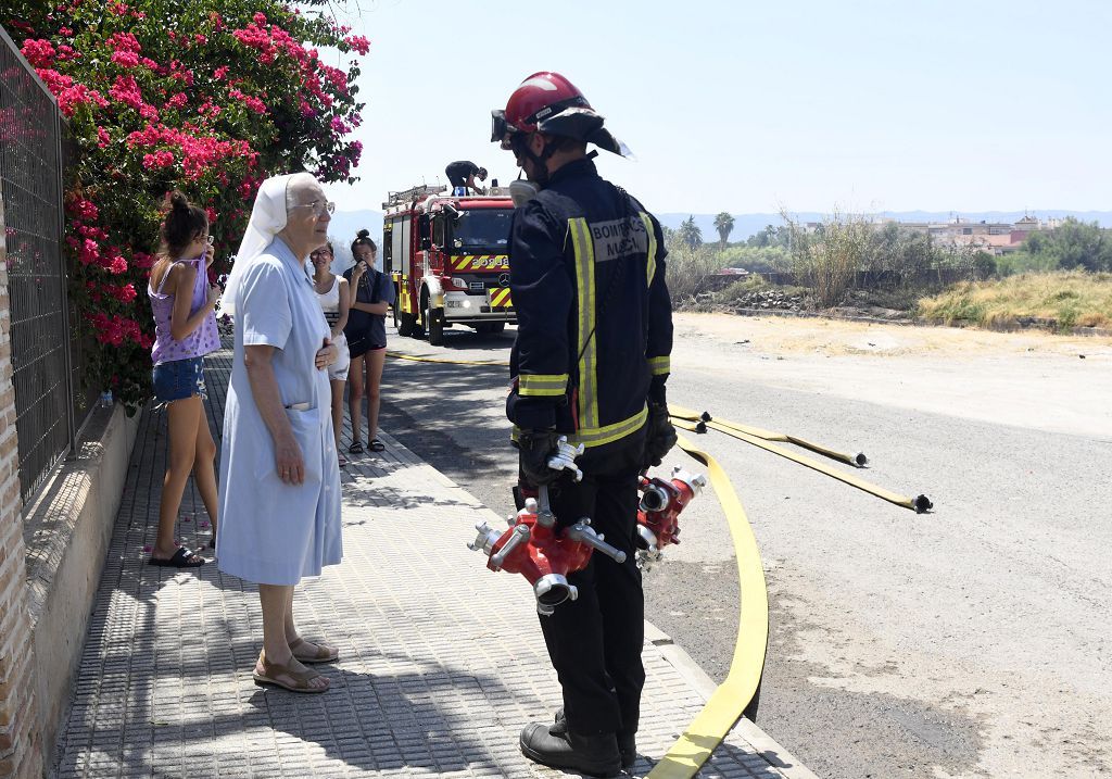 Las imágenes del incendio que ha obligado a desalojar un convento en Guadalupe