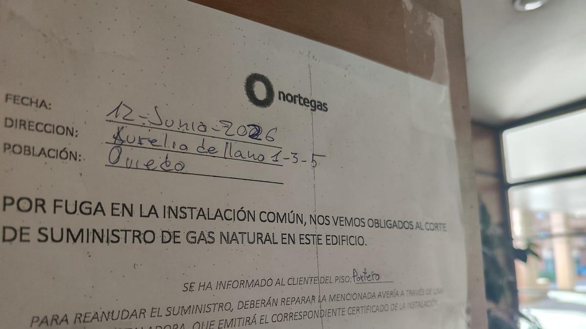 El cartel que avisa del corte del suministro del gas por una avería.