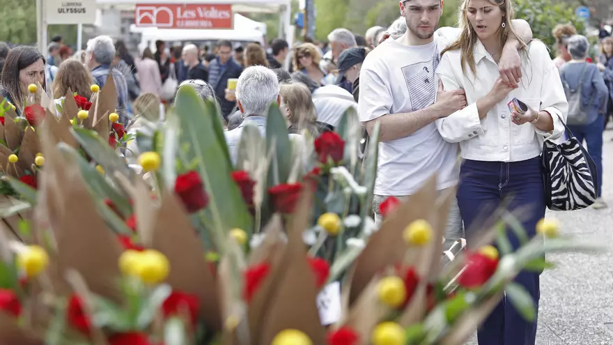Video: Girona celebra un Sant Jordi que preveu vendre més roses i llibres que mai