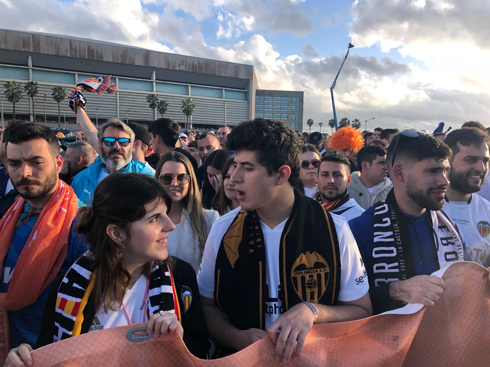 La afición valencianista recibe a su equipo en el estadio de La Cartuja en Sevilla