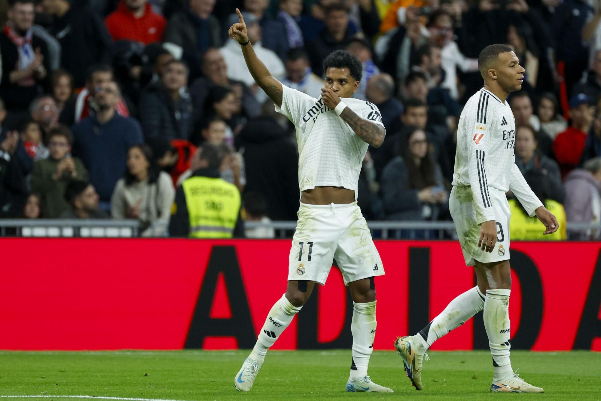 MADRID, 22/12/2024.- El delantero brasileño del Real Madrid Rodrygo Goes (i) celebra la consecución del tercer gol de su equipo durante el partido de LaLiga entre el Real Madrid y el Sevilla, este domingo en el estadio Santiago Bernabéu. EFE/ JuanJo Martín
