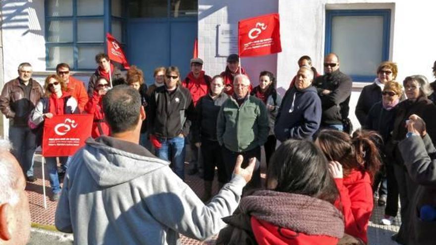 La marcha se detuvo ayer en el Centro de Atención Temprana, cerrado desde 2011.