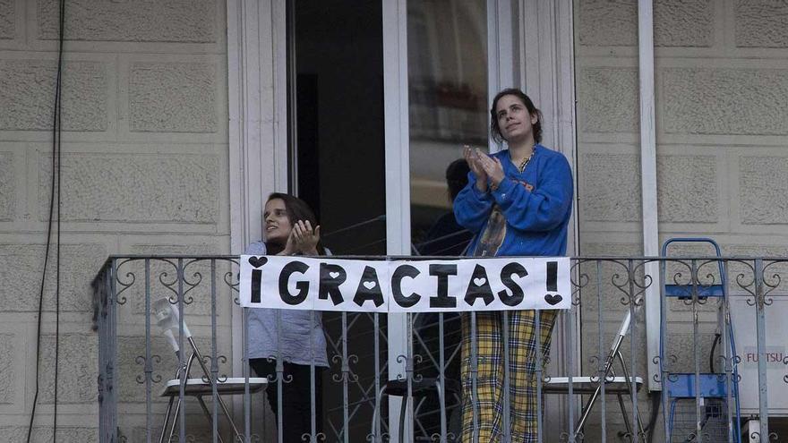 Aplausos a los sanitarios en el Hospital Dos de maig (Barcelona) en abril.