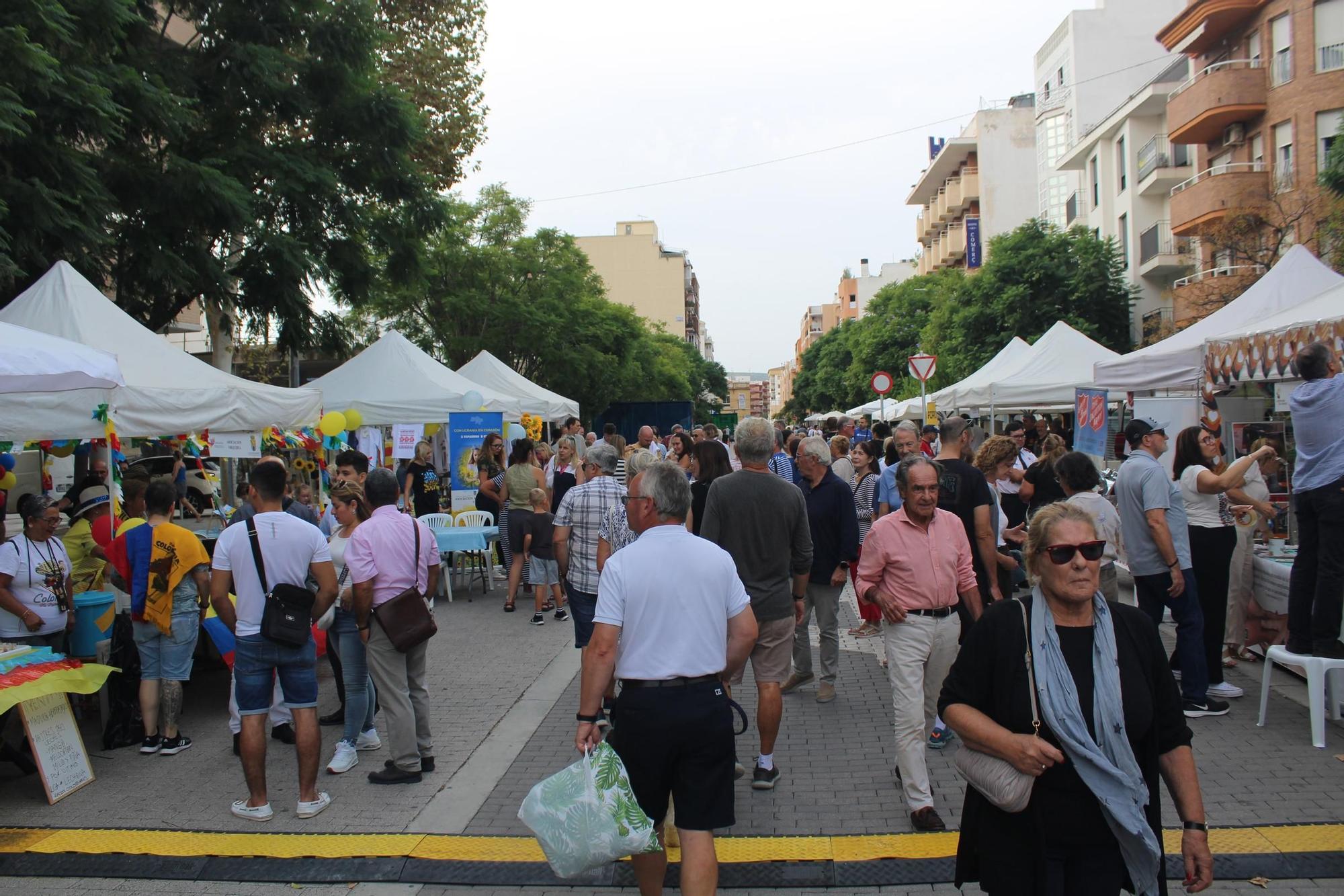 La Feria de Asociaciones llena la calle la Vía de entidades sin ánimo de lucro