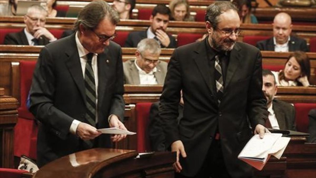 Artur Mas y Antonio Baños, durante el último pleno de investidura en el Parlament de Catalunya.