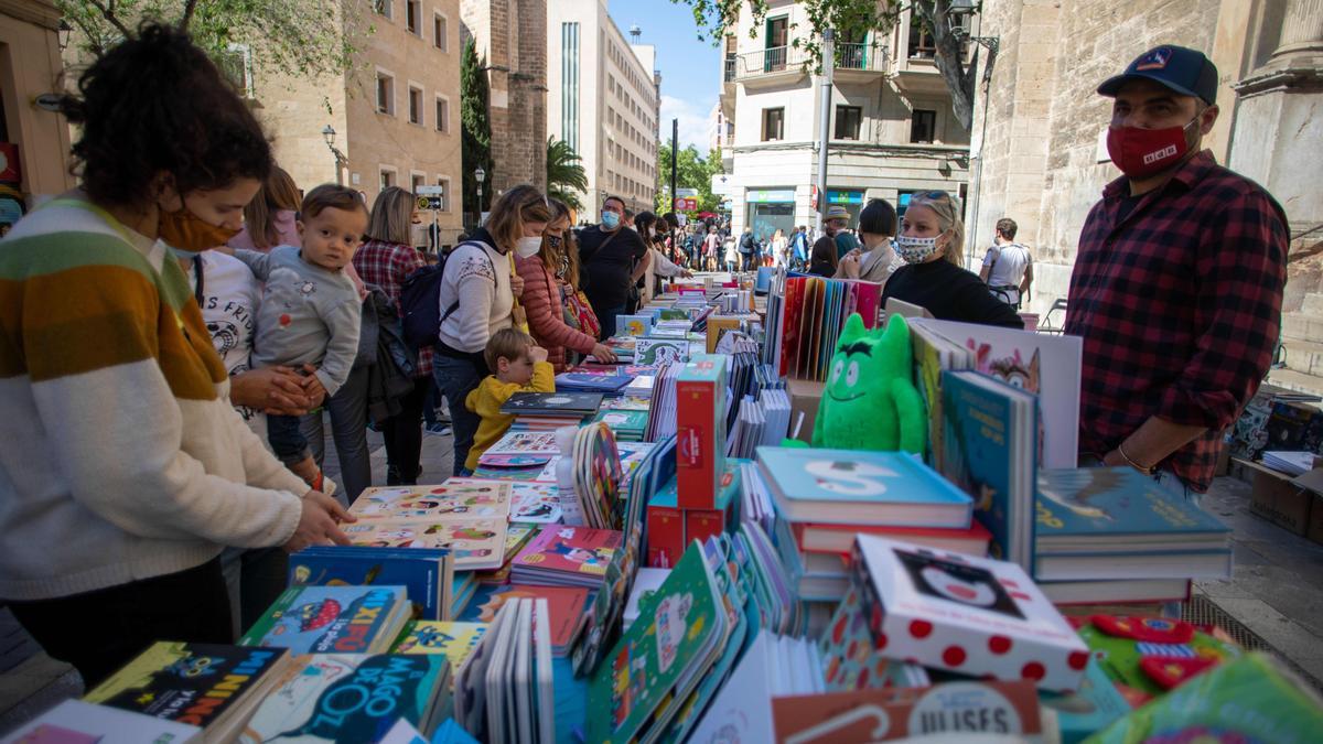 Sant Jordi arranca en Palma animado y con buen ritmo de ventas