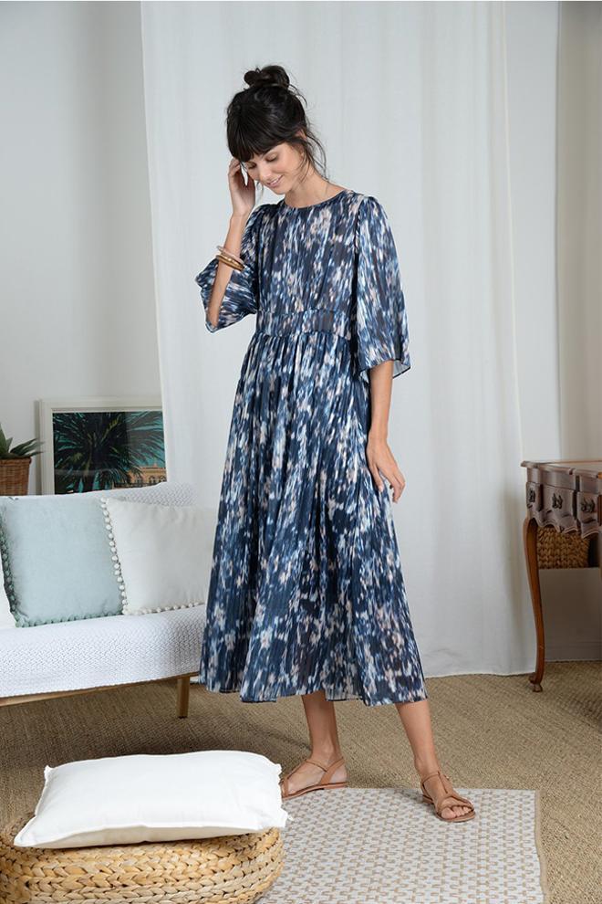 Vestido largo con estampado 'tie-dye' en azul, de Molly Bracken