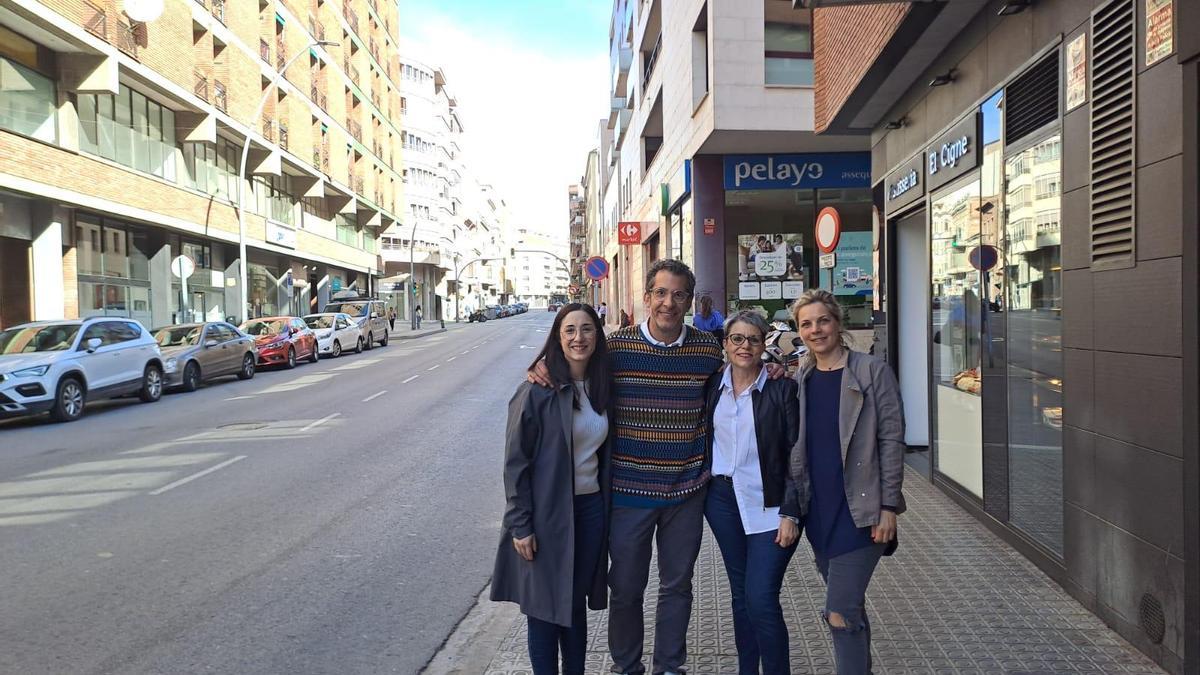 D'esquerra a dreta, Tània Infante, presidenta de la UBIC Manresa, Jordi Espelt, president de l'Associació de Comerciants del Carrer Barcelona, Alba Ferrer, presidenta sortint i Montse Ribalta, vicepresidenta