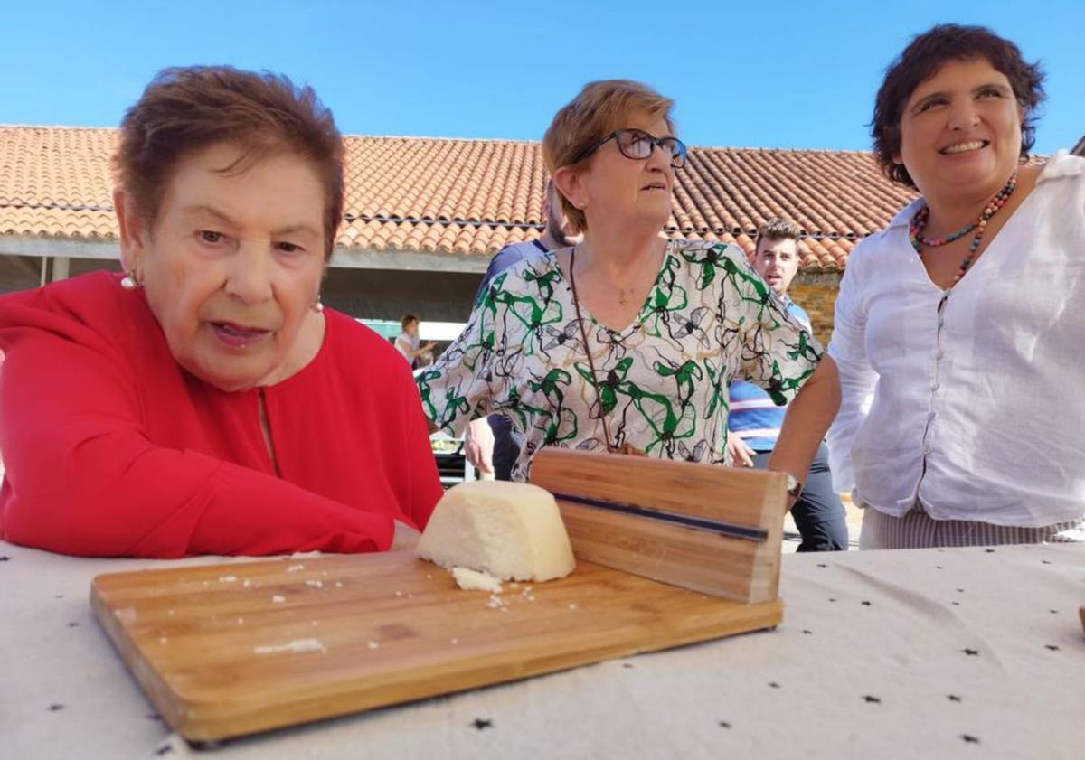 Rosita Muñiz, a la izquierda, junto a las queseras Marigel Álvarez y Natalia Lobeto. | D. O.