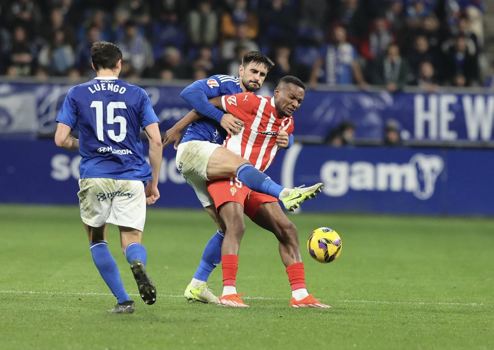 Así fue el derbi asturiano: todas las fotos del encuentro entre el Oviedo y el Sporting en el Tartiere